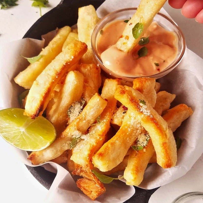 Yuca frita con chimichurri