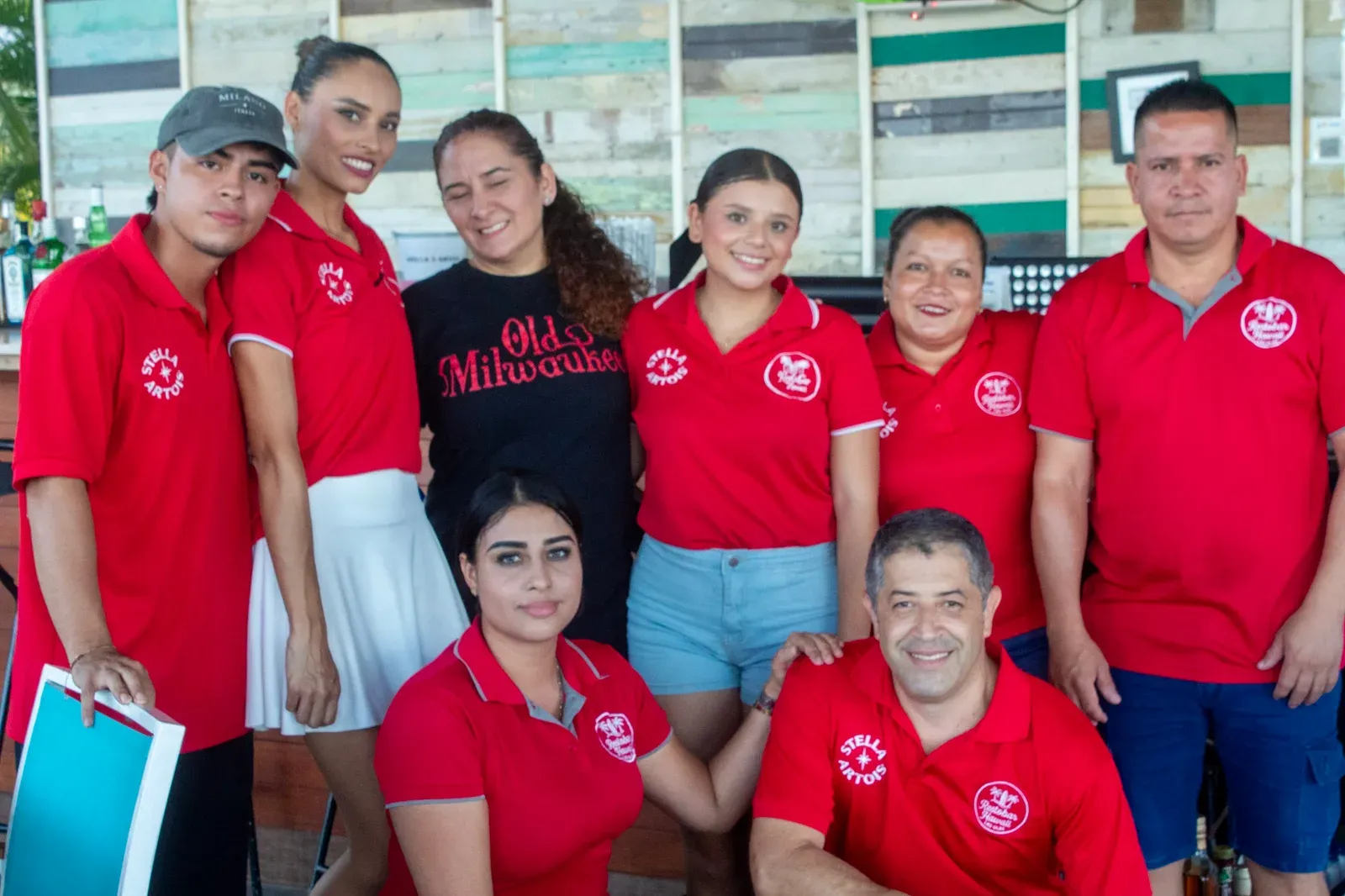 El equipo de RestoBar Hawaii en la barra