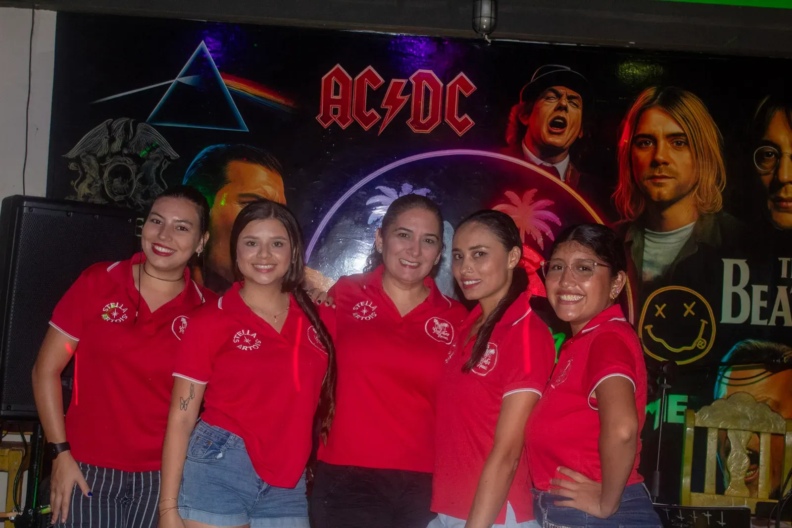 Parte del equipo de RestoBar Hawaii sonriendo