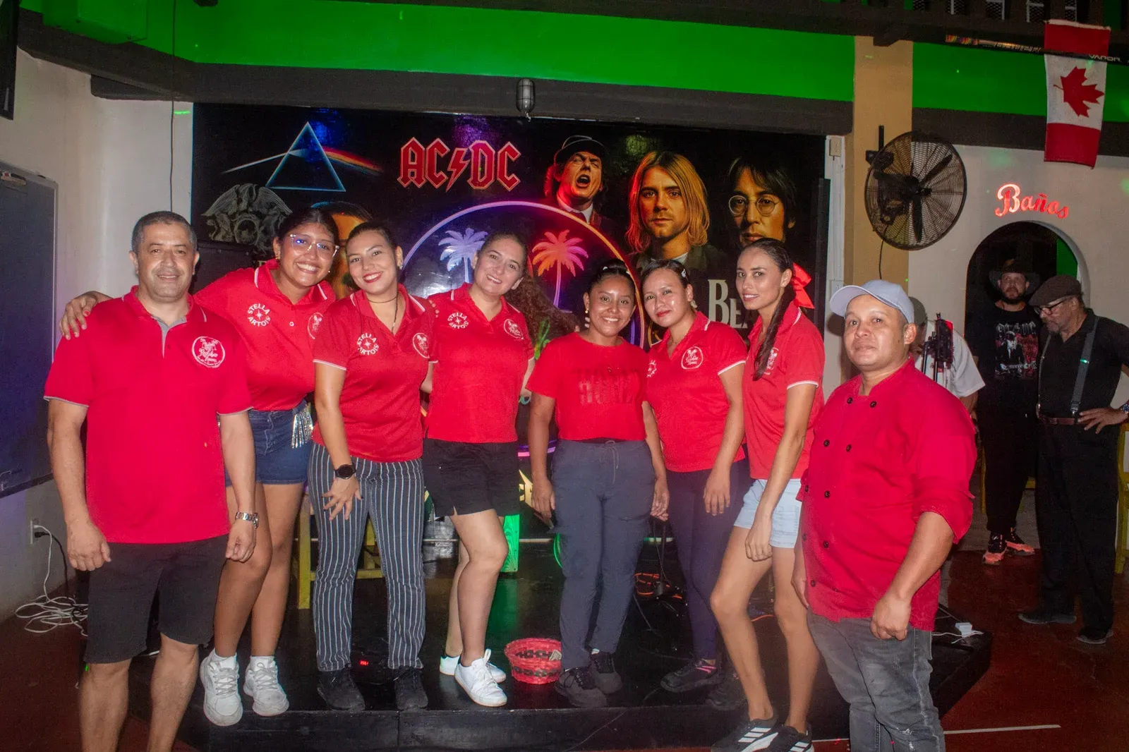El equipo de RestoBar Hawaii en una noche de música en vivo